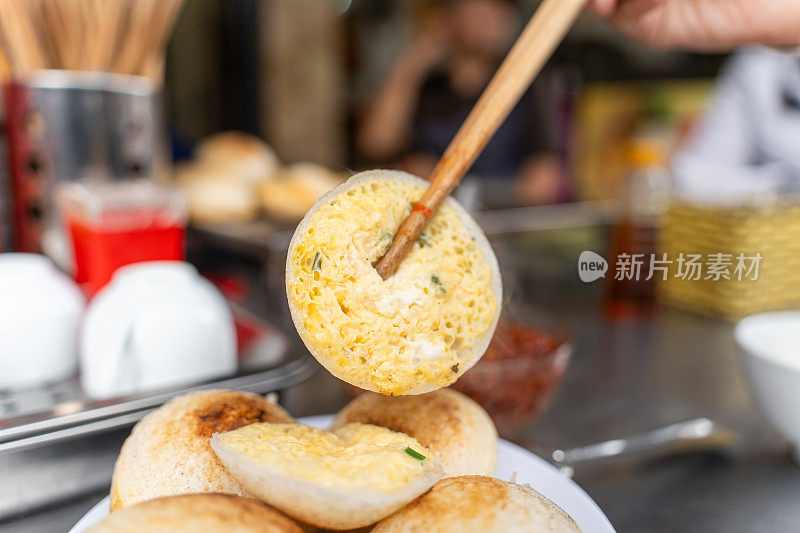 越南街头小吃在大叻市，越南- Banh可以在温暖的余烬炉厨房。食物和旅行的概念。